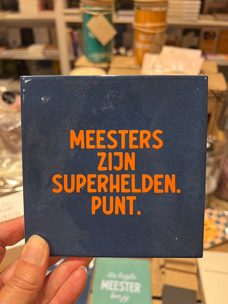 Tegeltje - Meesters zijn superhelden punt. - blauw/oranje