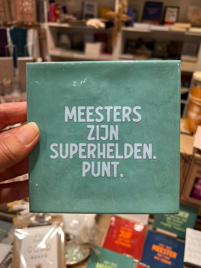 Tegeltje - Meesters zijn superhelden punt. - Groen