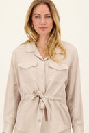 Zusss - Lange Satijnen Blouse met Ceintuur - Crème / Wit