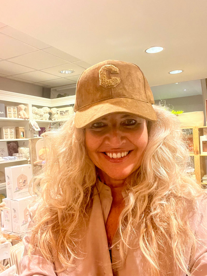 Hippe CAP met letter C in Bouclé - Camel