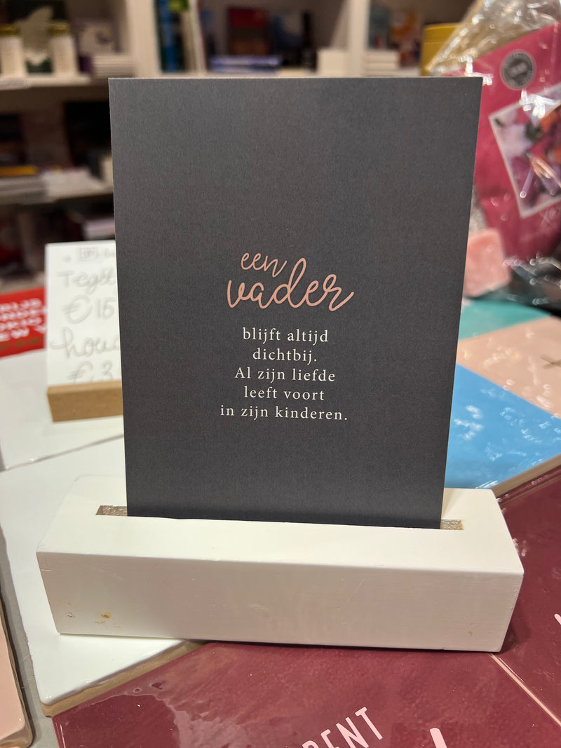 Standaard met kaart: Een vader blijft altijd dichtbij.