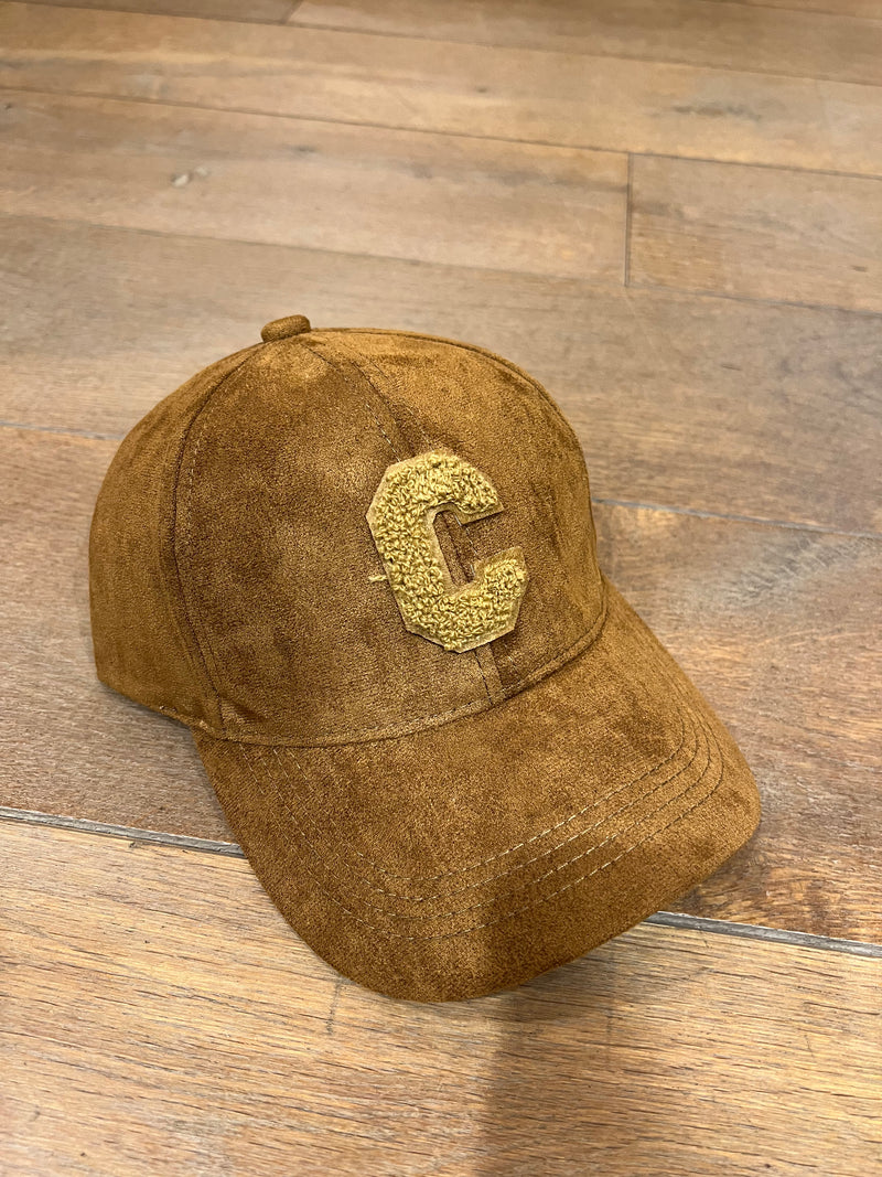 Hippe CAP met letter C in Bouclé - Camel