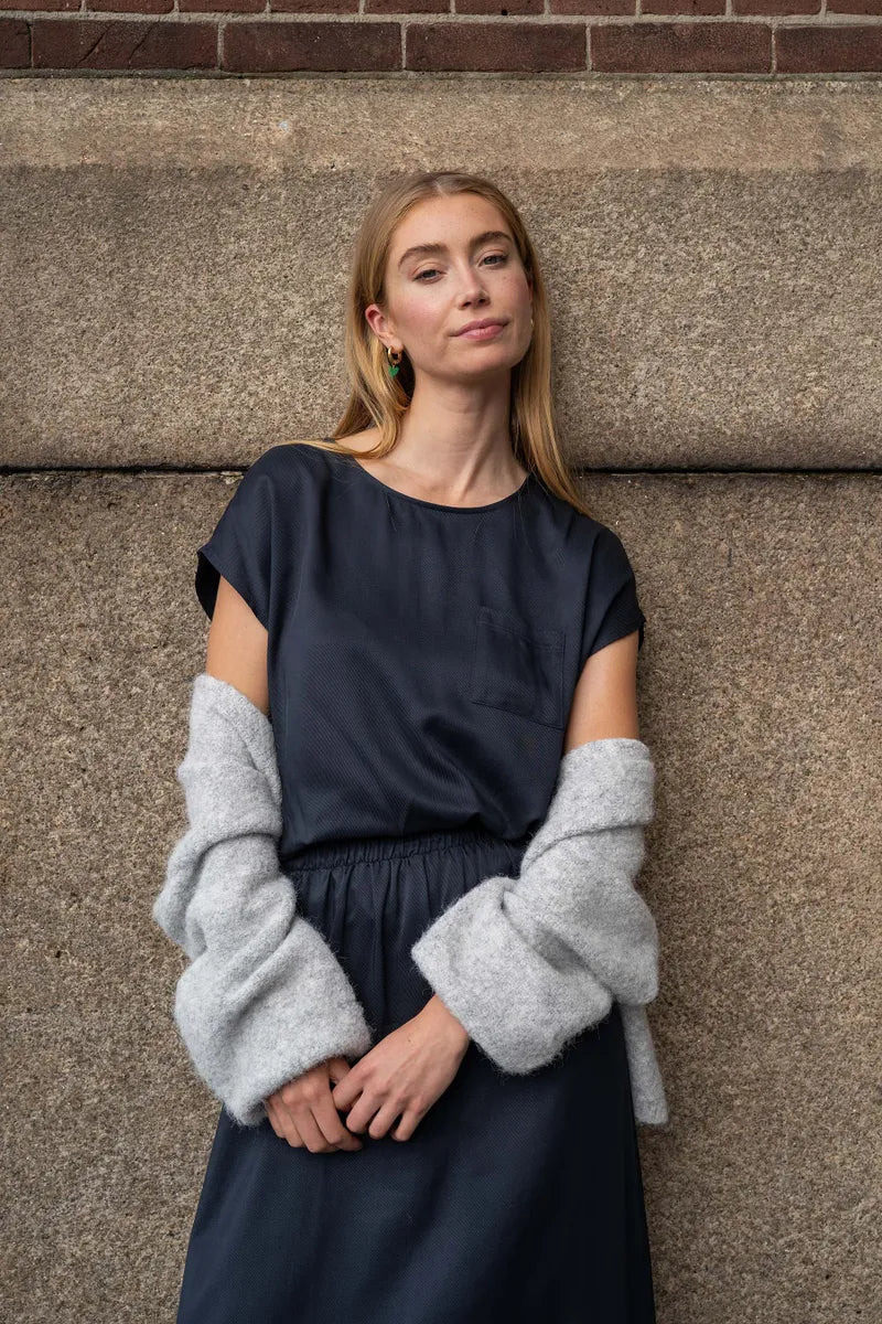 Zusss - Satijnen twill top met boothals - Donkerblauw