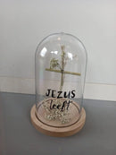 Stolpje met tekst - Jezus Leeft - inhoud Kruisje met gipskruid